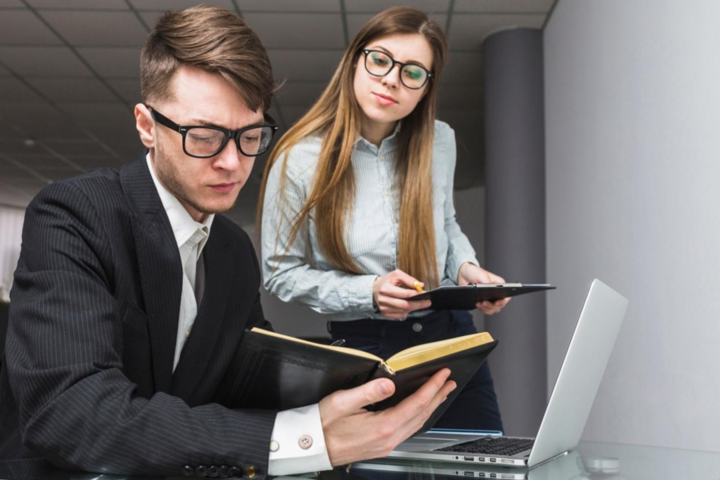Gruppe von Studierenden aus verschiedenen Ländern beim gemeinsamen Lernen