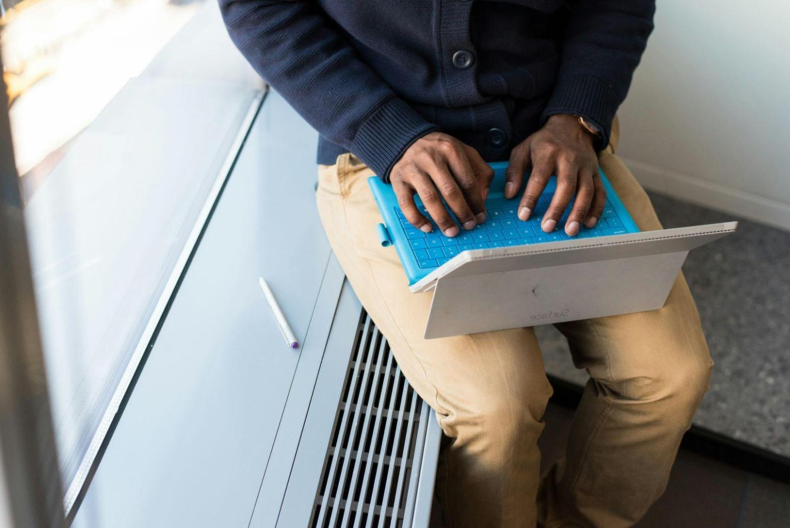 Moderne Arbeitsumgebung mit Laptop und organisiertem Schreibtisch