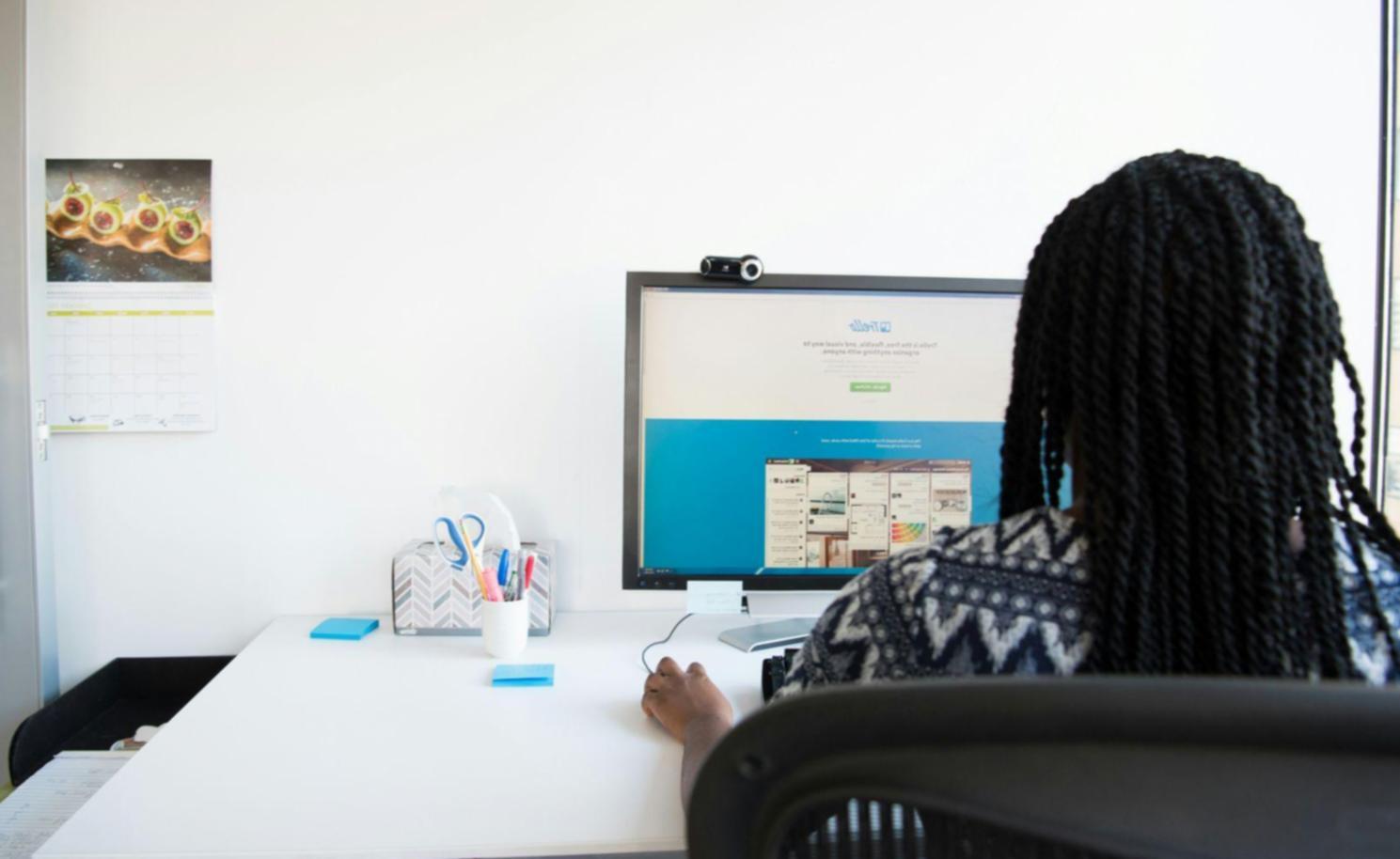 Finanzielle Dokumente und Notizen auf einem Schreibtisch