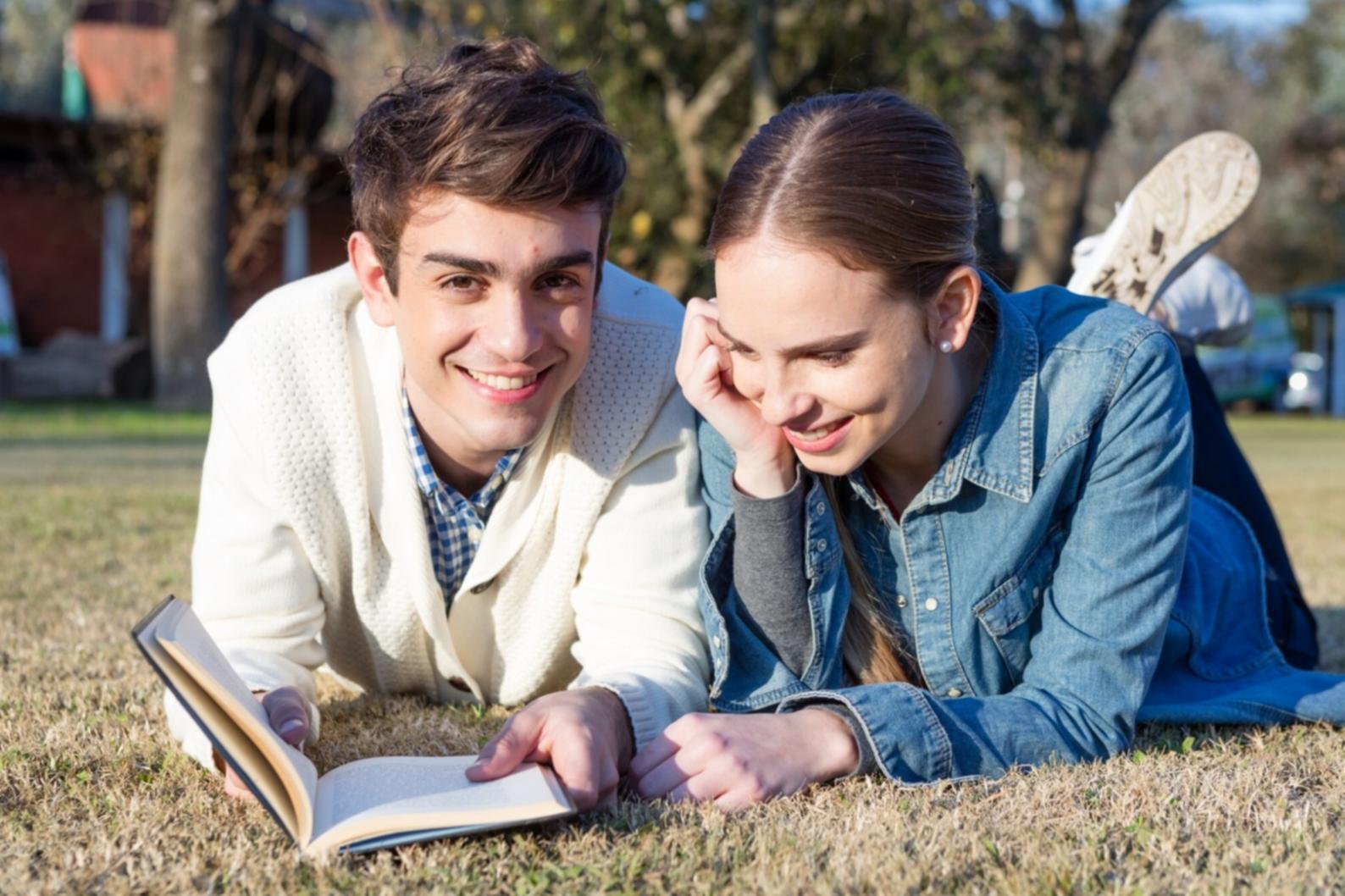 Person nutzt Online-Tools für Finanzplanung am Computer