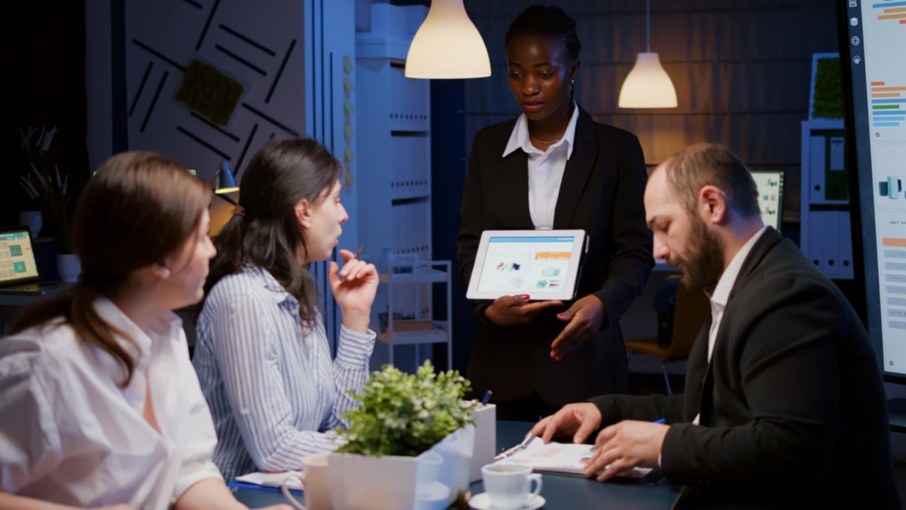 Person arbeitet konzentriert an Finanzplanung am Laptop