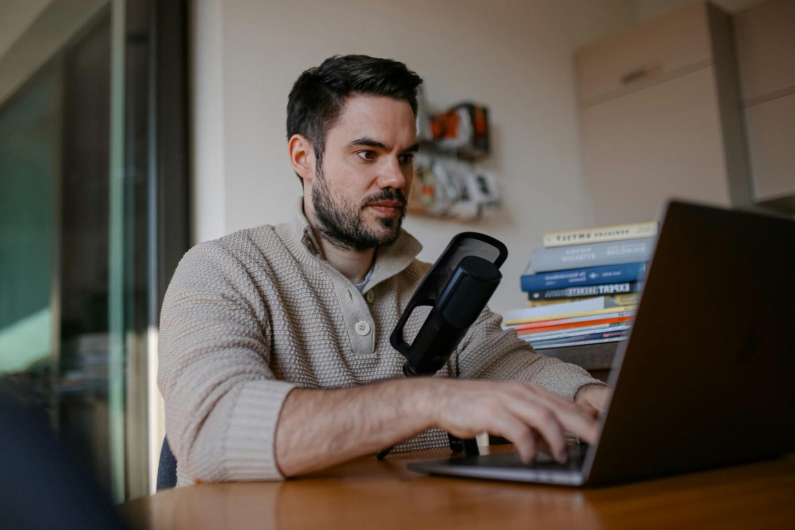 Studierende arbeiten gemeinsam an Laptops in einem modernen Lernraum